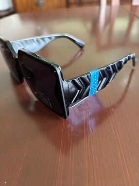Mackie 100% UV protection Square black Frame,black lens and V-design arms